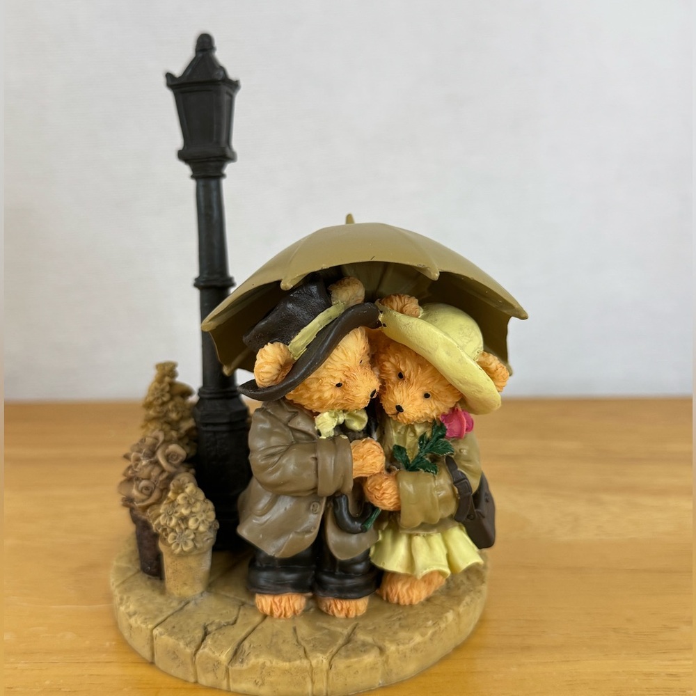 Resin Teddy Bear’s w/Umbrella and Light Post/FML 98